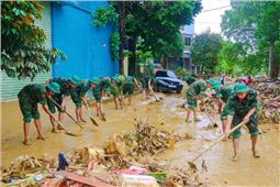 Cán bộ, chiến sĩ Lữ đoàn Pháo binh 382 tích cực giúp dân khắc phục hậu quả mưa lũ